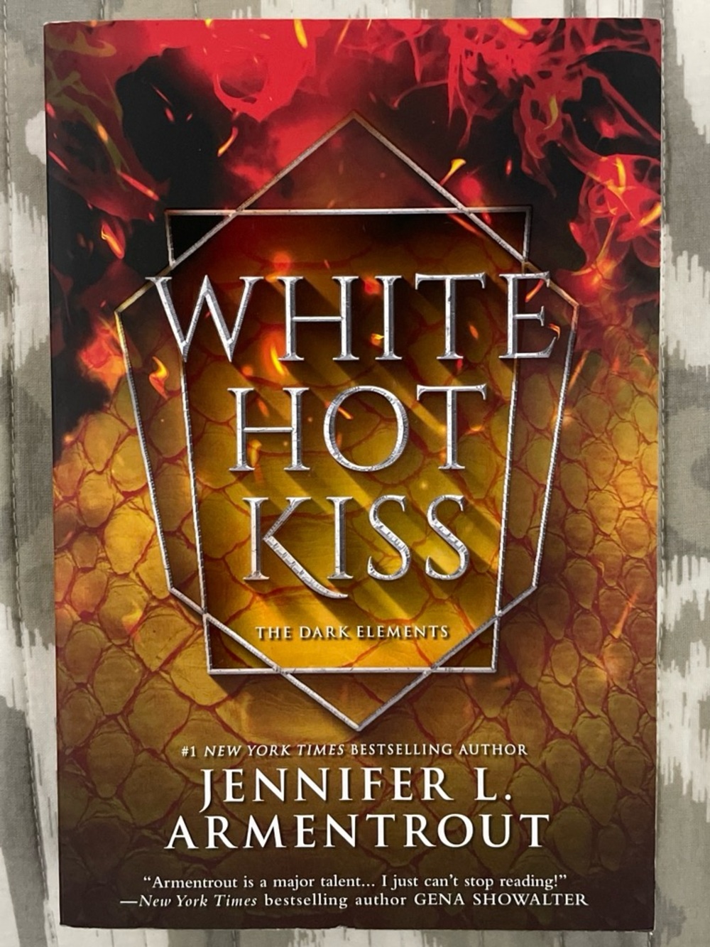 White Hot Kiss by - Jennifer Armentrout
